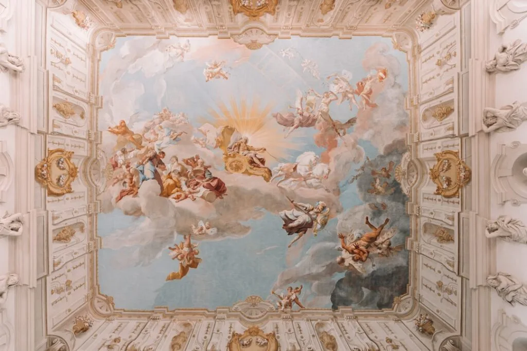 Plafond peint baroque avec chérubins dans la Résidence de Venaria, Turin