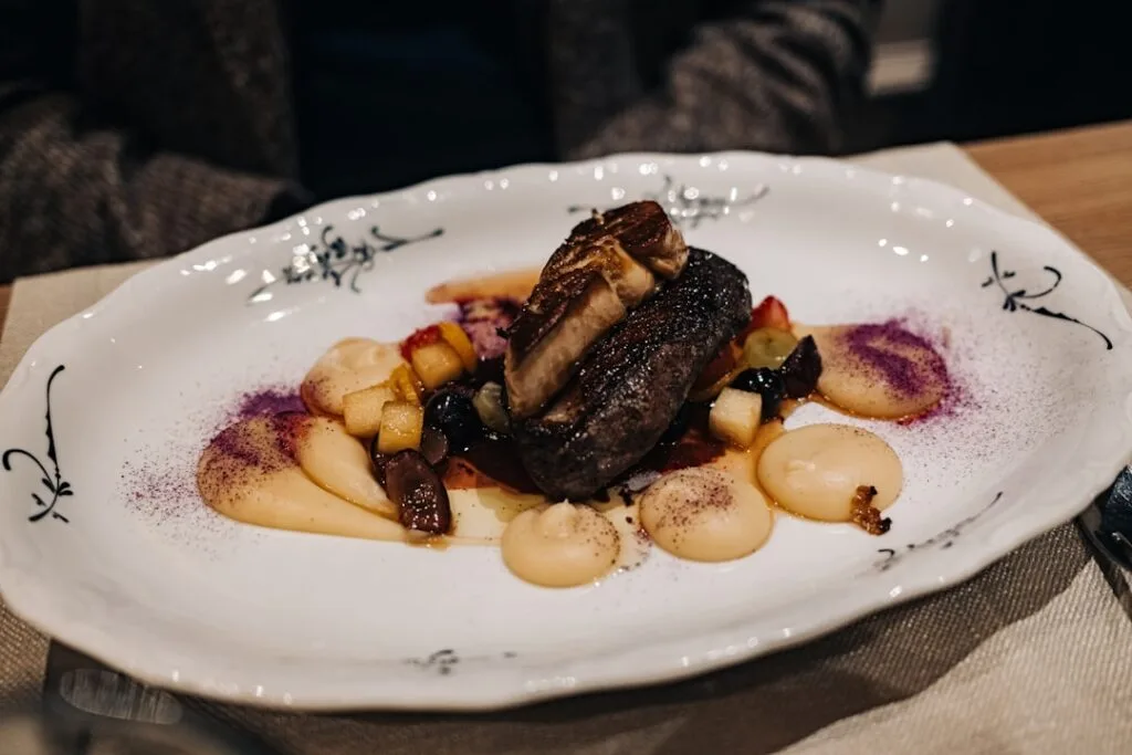 plat gastronomique avec filet de viande, foie gras poêlé et purées décoratives