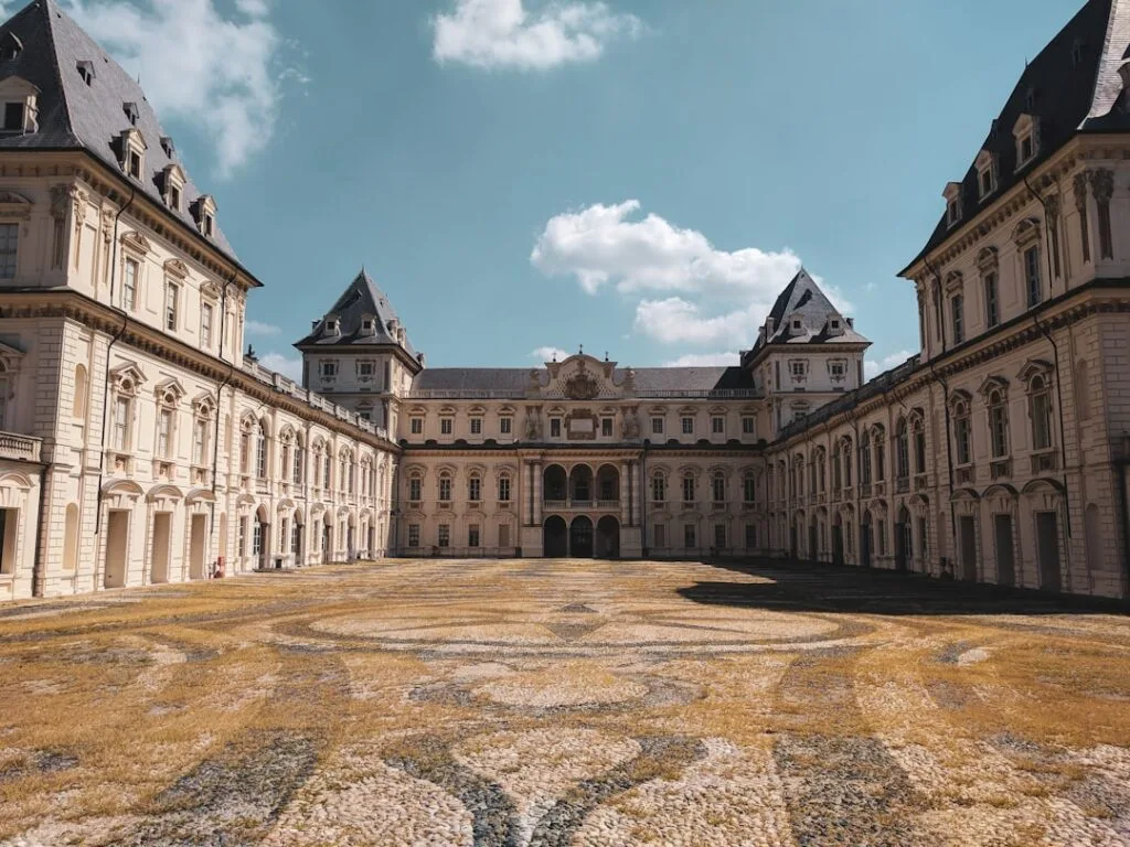 Cour intérieure pavée du Palais royal de Turin, façades symétriques