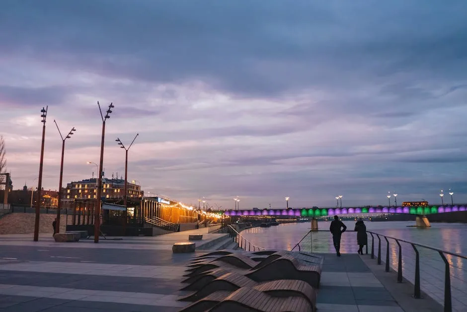 Quais modernes du Po au crépuscule, pont illuminé à Turin