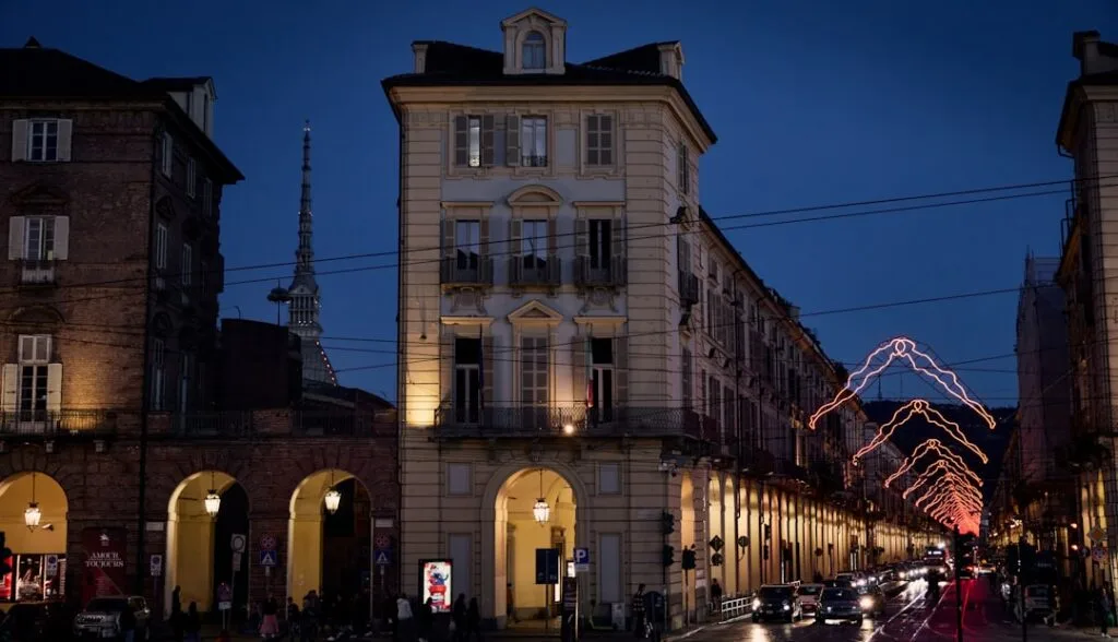 Arcades éclairées la nuit à Turin, la Mole Antonelliana visible