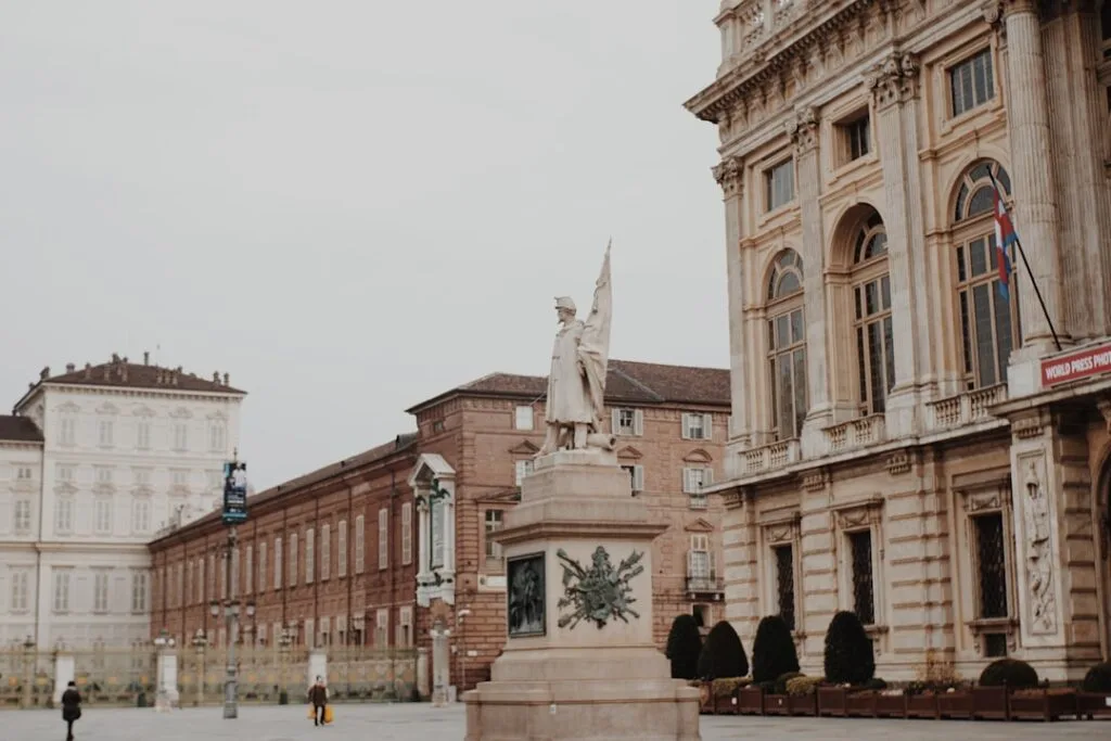 Place piétonne avec statue et bâtiments historiques, centre de Turin
