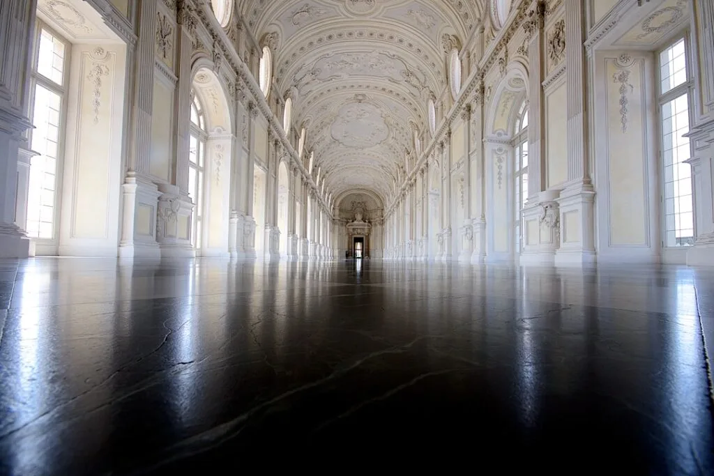 Longue galerie aux fenêtres en arc de la Venaria Reale, Turin